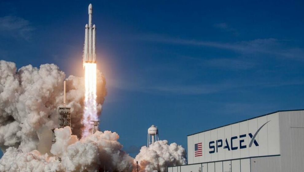 Ракета SpaceX запустила на орбиту 40 спутников.