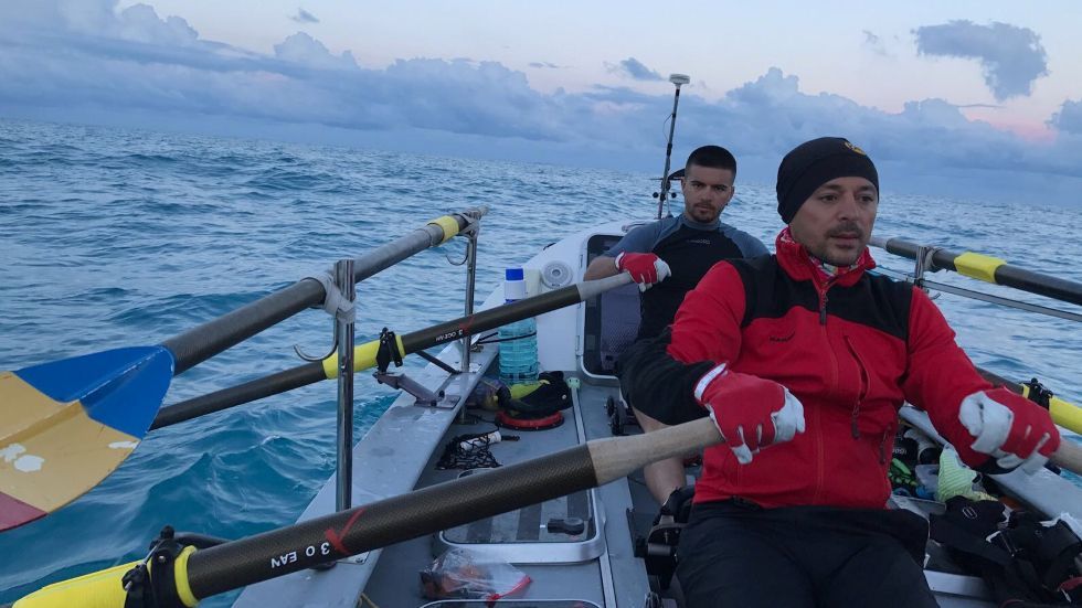 Primii români care au traversat Atlanticul vâslind. 