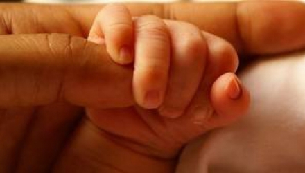 Minora Dafne a născut o fetiţă sănătoasă, prin cezariană