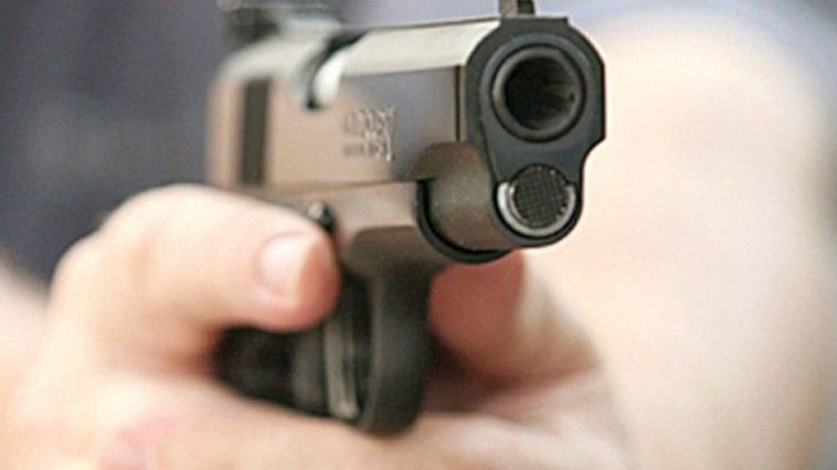 Дебошир ворвался в дом родственников и размахивал пистолетом, требуя созвониться с детьми.