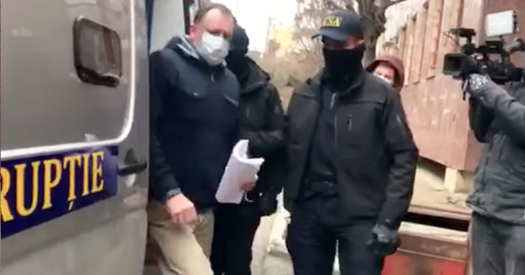 Депутата Уланова в сопровождении офицеров НЦБК доставили в суд.