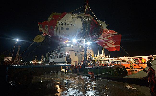 Ранее водолазам ВМС Индонезии удалось обследовать фюзеляж и поднять на поверхность тела жертв авиакатастрофы.