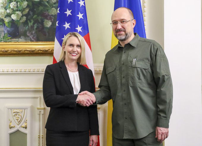 Посол США в Украине пообещала Киеву $7,5 миллиардов финансовой помощи.