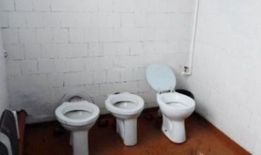 Активисты просят власти обеспечить санитарные условия в школах.