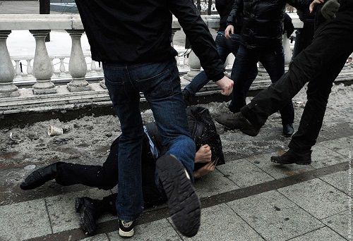 На данный момент ведутся поиски других троих правонарушителей.