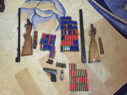 Arsenal de arme și muniții, deținut ilegal de un chișinăuean. Foto: igp.gov.md