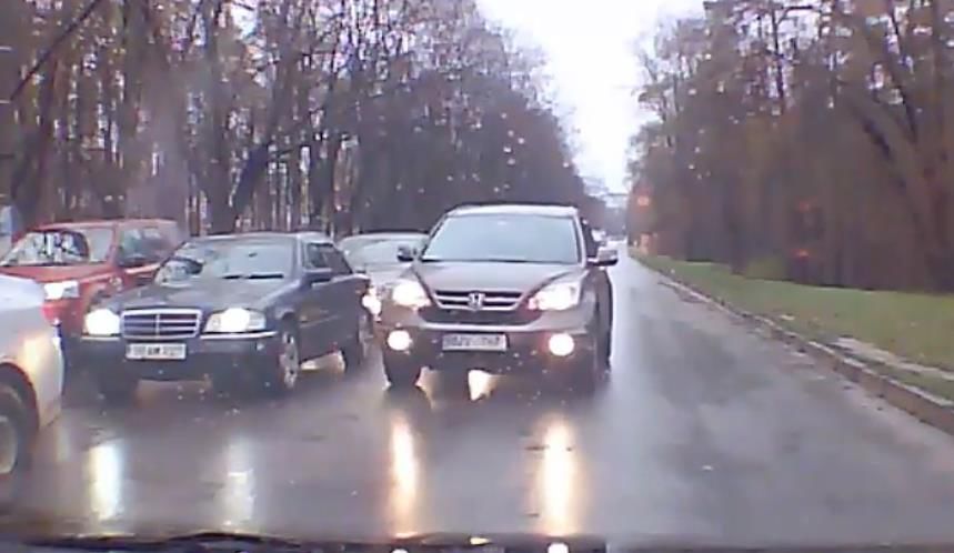 Передвигавшийся по правилам водитель отказался пропускать автохама.