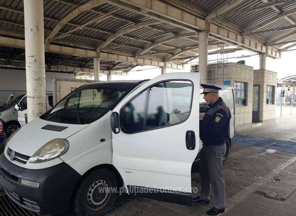 Мужчина не смог предоставить водительские права, в результате чего пограничники провели дополнительную проверку. 