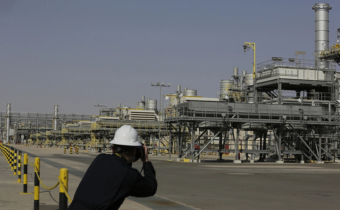 Arabia Saudită preconizează o creștere a prețului petrolului până la 180 de dolari.