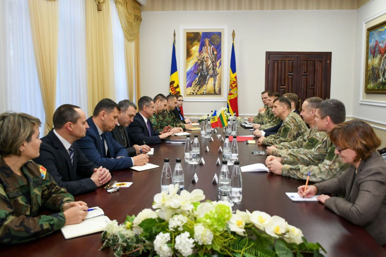 Литва передала Молдове партию военной помощи.