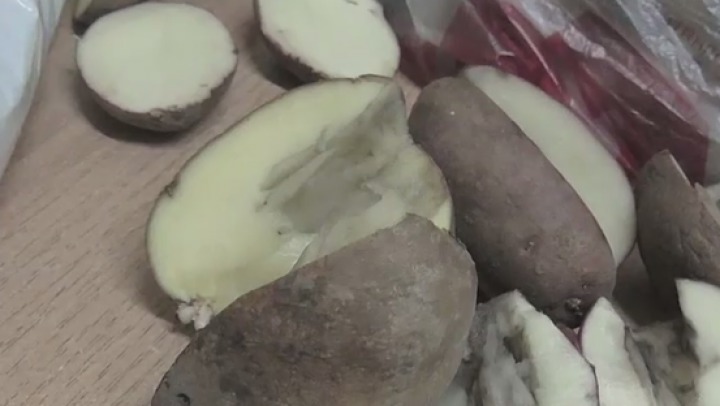 Cartofi cu marijuana, un "deliciu" pentru un condamnat de la Penitenciarul nr 4 Cricova. Foto: captura video