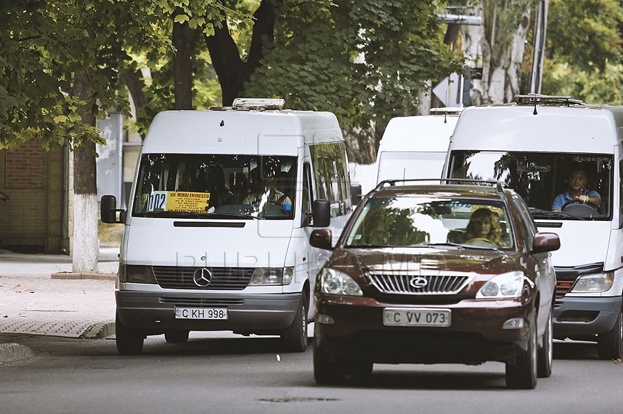 Microbuzele de pe arterele capitalei riscă să crape la propriu, din cauza numărului mare de pasageri. Foto: publika.md
