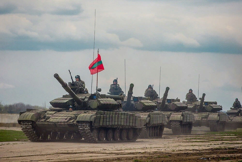 DW: Танки в Приднестровье заправляют топливом из Румынии.