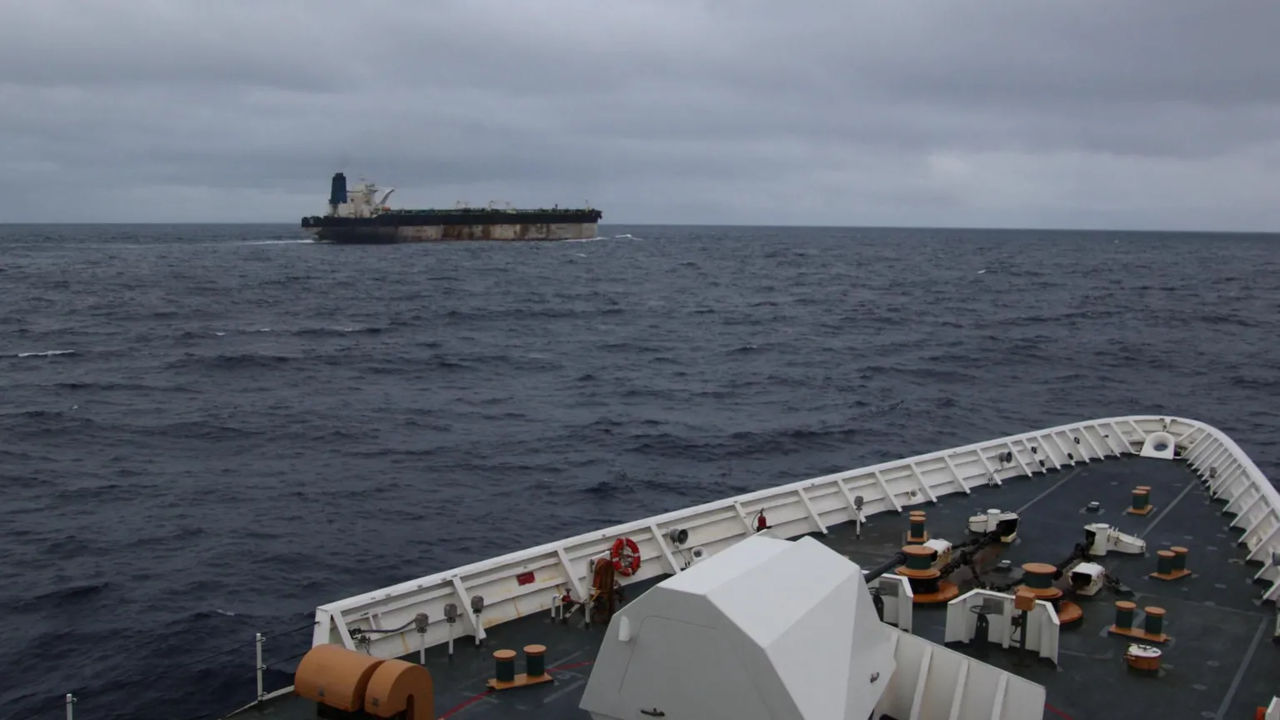 Marea Britanie se pregătește să intercepteze navele „flotei din umbră” a Rusiei.