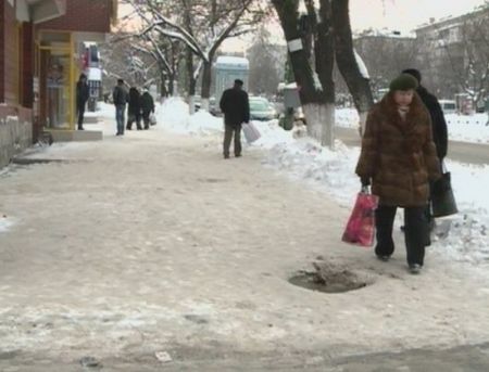 Potrivit autorităților municipale, bugetul este limitat, iar muncitorii curăţă doar carosabilul. Foto: protv.md