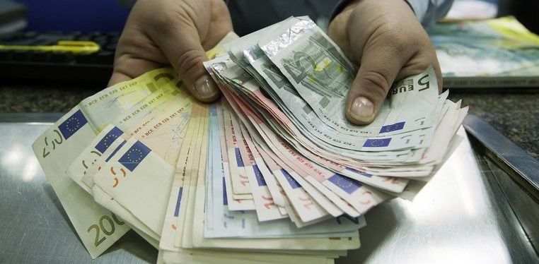 На 16 банов дешевле стал евро, составив 22 лея 36 банов.
