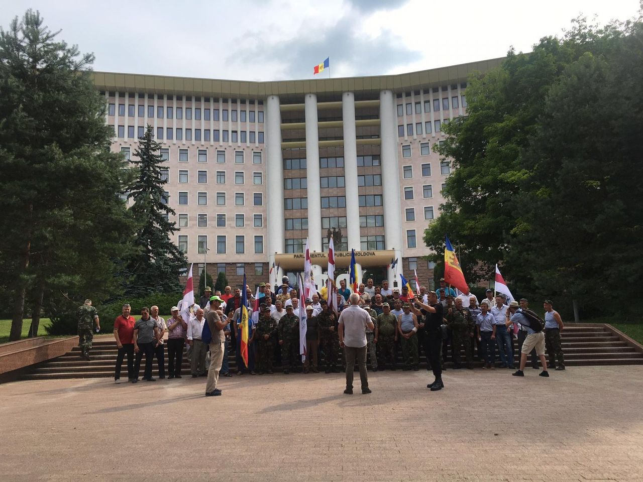 Группа комбатантов провела акцию у парламента: Мы должны объединиться.