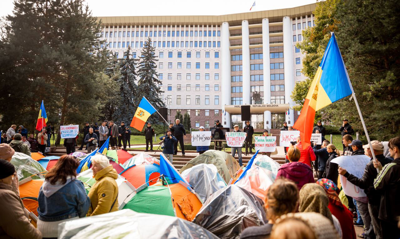 Омбудсмены призвали к диалогу участников акции протеста и правоохранителей.