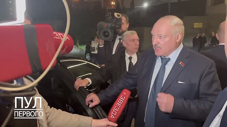 Лукашенко призвал Киев к мирным переговорам: Дальше будет полное уничтожение.