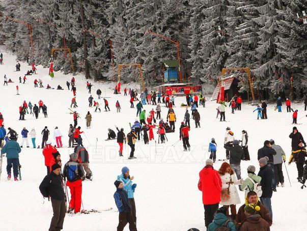 Moldovenii aleg să petreacă Crăciunul pe stil vechi la munte în România