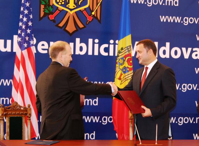 Pentru a putea implementa reforma poliției și lupta cu corupția Republica Moldova va beneficia și de ajutorul guvernului american. Foto:moldova.usaid.gov