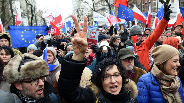 Cea mai mare criză politică din Polonia din ultimii ani a intrat luni în a patra zi.