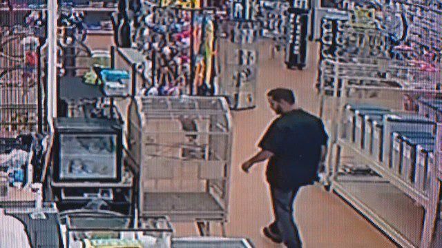 Полиция опубликовала видео кражи в соцсетях и попросили интернет-пользователей помочь найти вора.