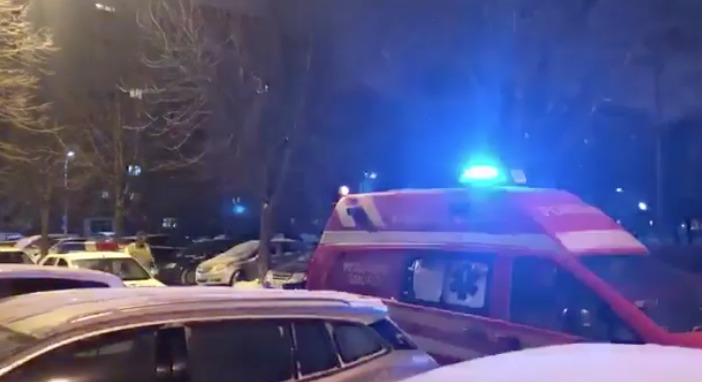 По словам соседей, девушка упала с шестого этажа и погибла на месте.