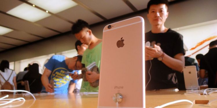 Apple продолжит курс на сокращение производства смартфонов.