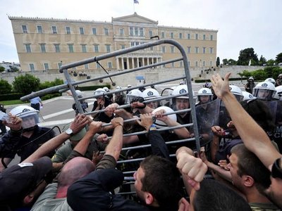 Grecia a angajat 70.000 de funcţionari în 2010-2011, încălcând un acord cu UE-FMI (Imagine: Arhiva Mediafax Foto/AFP)