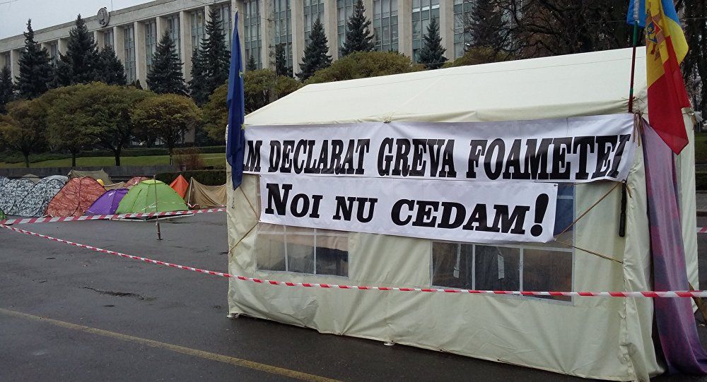 În peisajul tomnatic din faţa clădirii Guvernului nu prea intervin schimbări.