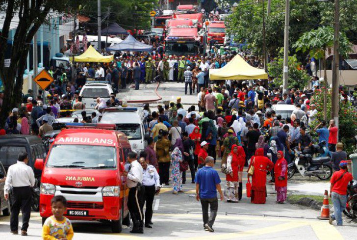 Cel puțin 24 de elevi și profesori au murit într-un incendiu care a cuprins izbucnit într-o școală islamică de băieți din Kuala Lumpur. Foto: reuters.com