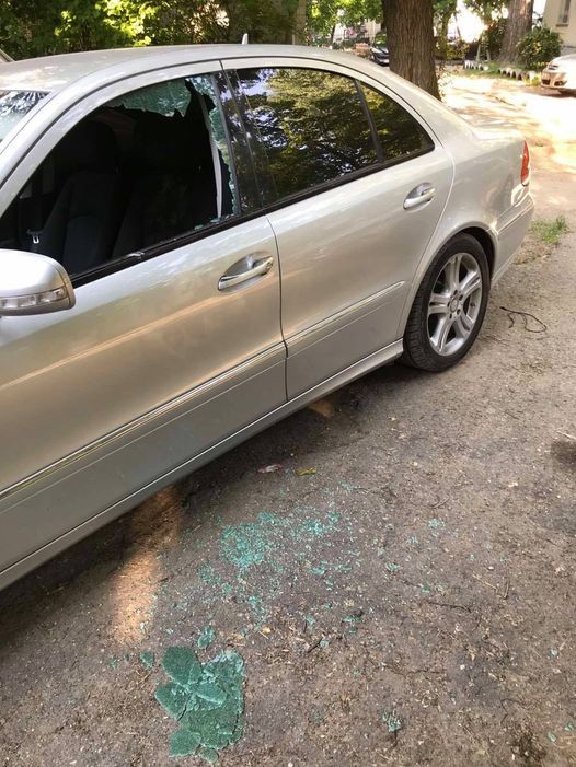 В столице неизвестные разбили стекла припаркованных автомобилей.