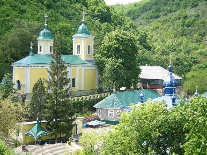 Деньги и ценности были украдены из летней церкви монастыря "Святой Троицы".