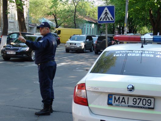 Автолюбителей просят в эти дни по возможности избегать проезда по центральным улицам Кишинева. Фото: politiacapitalei.md