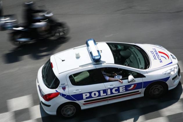 Doi români au fost arestaţi în Franţa, după ce au jefuit mai mulţi comercianţi.