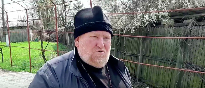 Священник из села Рэчула, которого сельчанин обвинил в рукоприкладстве, вины не признает.
