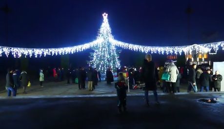 На главной 15-метровой елки города Окница зажгли огни.