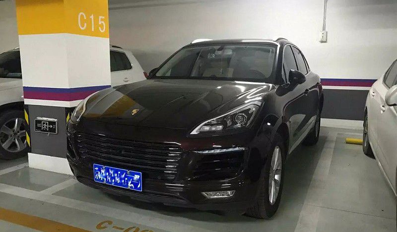 L-a părăsit iubita pentru că avea un Porsche Cayenne „Made in China”.