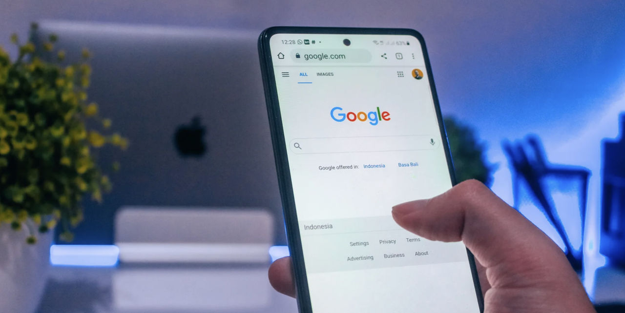 Google începe să introducă reclame direct în răspunsurile la căutările efectuate.