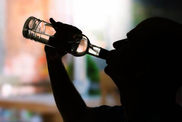 Aproape o mie de moldoveni au avut intoxicații acute cu alcool anul trecut.