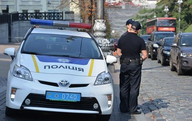 На Украине автомобиль сбил группу детей.