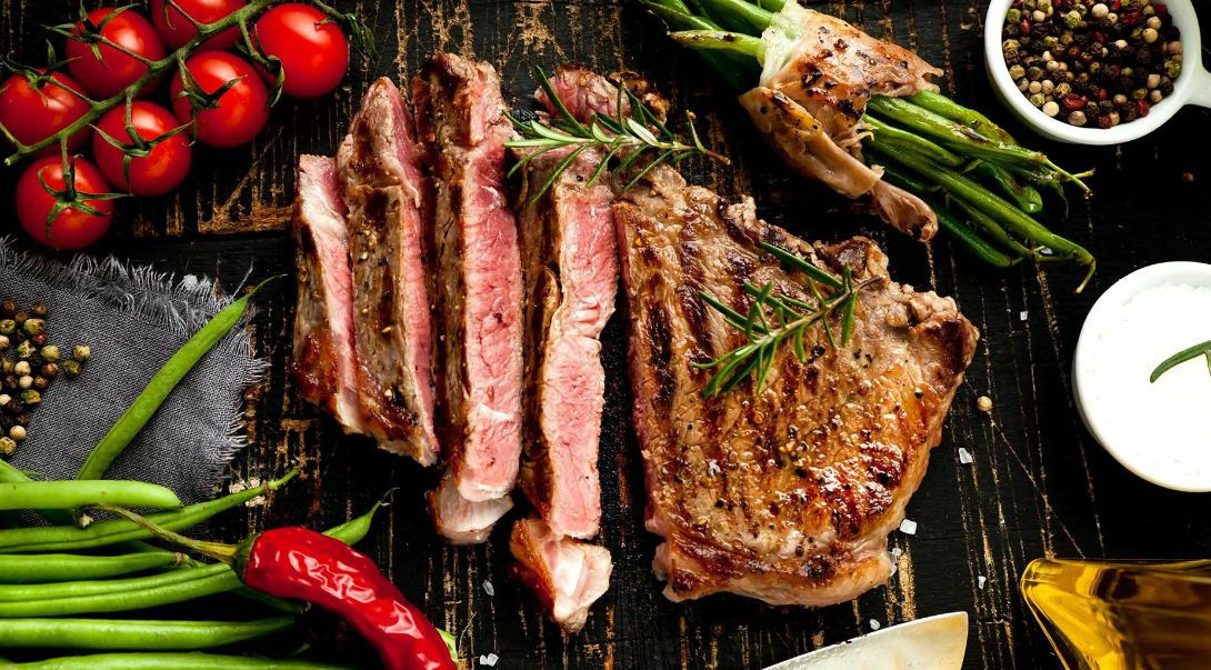 Диетолог назвала категории людей, которым нельзя есть мясо.