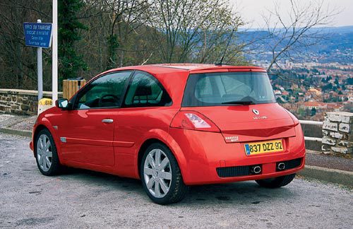 Сейчас Renault Meganе находится на штрафстоянке.  Фото: autolenta.ru