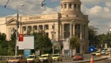 Hoţii au reuşit să sustragă mii de euro şi bijuterii valoroase. 