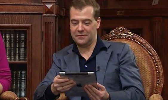 Dmitri Medvedev este cunoscut pentru pasiunea sa faţă de tehnica Apple. 