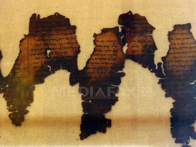 Manuscrisele, în limbile ebraică şi aramaică, au fost descoperite în perioada 1947 - 1956