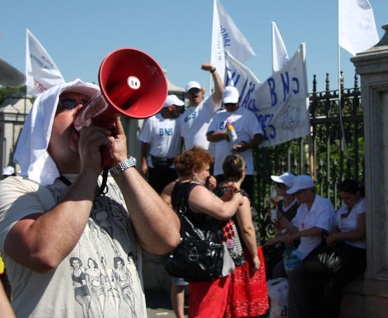 Cu pancarte şi lozinci, ei au scandat ”Vrem patentă!”, ”Vrem să lucrăm!”
