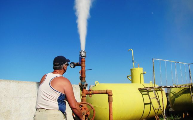 Metanul din subsolul ţării noastre nu poate ajunge la mai mulţi consumatori, pentru că gigantul rus Gazprom nu permite întreprinderii Moldovagaz să-l distribuie.