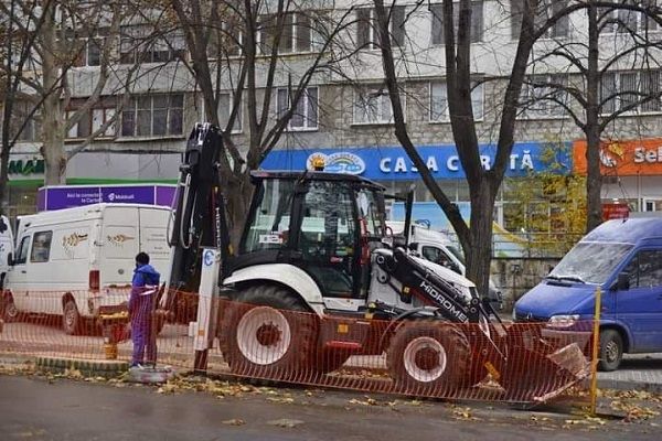 Завершаются работы по устройству акведука на столичной улице Иона Крянгэ. 